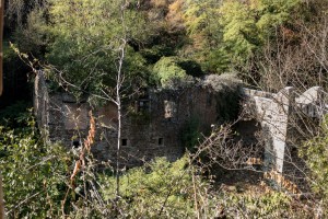 Les ruines du moulin de Quintenas sur la rive droite et le pont restauré